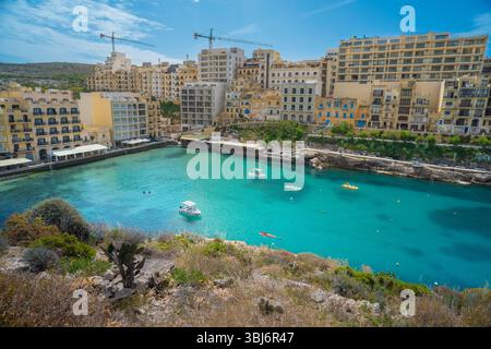 Gozo Bay Malta, Blick im Sommer auf den beliebten Badeort Xlendi Bay an der Südküste der Insel Gozo, Malta Stockfoto