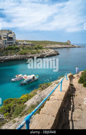 Gozo Coast Malta, Blick im Sommer vom Fußweg über der Klippe entlang der Nordseite der Xlendi Bay, Südküste von Gozo, Malta Stockfoto