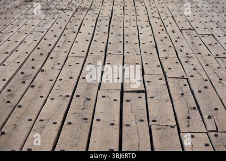 Alte Holzböden aus Dielen und rostigen Nieten. Stockfoto