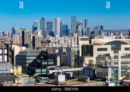 Blick auf die Wolkenkratzer der Canary Wharf vom Garden at 120 im Fen Court Gebäude mit Stanza London im Hintergrund, City of London, England Stockfoto