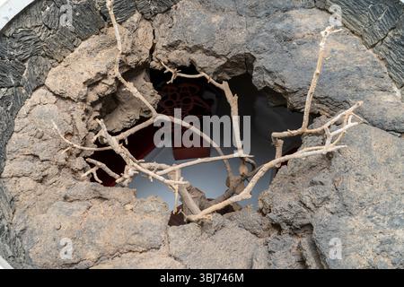 Ein einzigartiges architektonisches Detail in der Cesar Manrique Foundation auf Lanzarote mit natürlichen Elementen und Texturen. Die Zusammensetzung enthält einen Baum Stockfoto