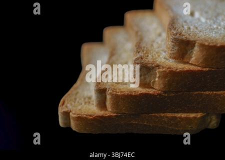 Nahaufnahme von gerösteten Brotscheiben, die einen köstlichen Stapel bilden, fertig zum Frühstück Stockfoto