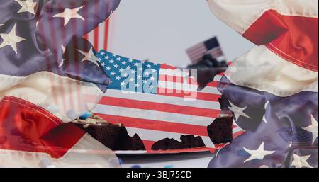 Anzeige des Ausschnitts der US-Flagge, der über Brownies mit Zahnstocher-Flaggen auf dem Tisch liegt, mit Flaggenhintergrund Stockfoto