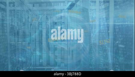 Reihe von Server-Racks, die binären Code über Kabel im Rechenzentrum streamen, mit holografischer Schnittstelle Stockfoto