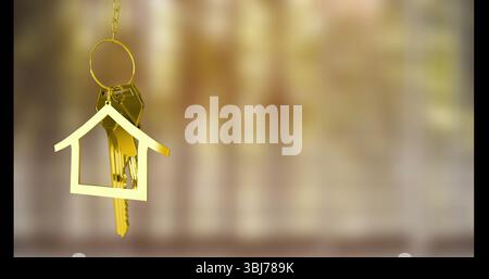 Hängender goldener Schlüsselanhänger in Form eines Hauses an einer goldenen Kette mit Metallschlüsseln vor warmer Kulisse, Kopierraum Stockfoto