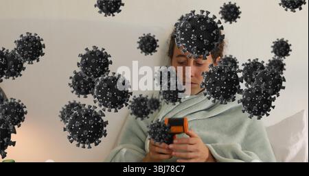 Frau in grüne Decke mit Thermometer eingewickelt, um Temperatur im Schlafzimmer zu messen, Virusüberlagerung Stockfoto