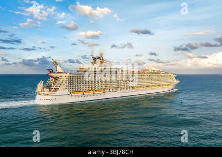 Aus der Vogelperspektive eines großen Kreuzfahrtschiffes, das vom Hafen von Miami in den Atlantik abfährt. Florida Reiseurlaubskonzept Stockfoto