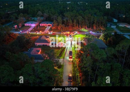 Ersthelfer untersuchen Kohlenmonoxidgasgefahr in Wohnhäusern in Florida, USA Stockfoto