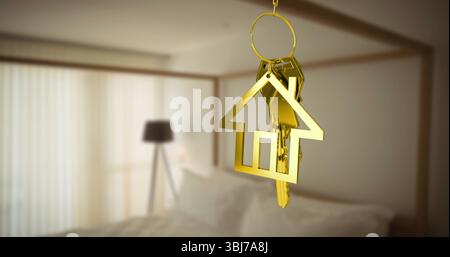 Hängender goldener Schlüsselanhänger mit hausförmigen Anhängern und Metallschlüsseln im Schlafzimmer, weißer Bettwäsche und Lampe Stockfoto
