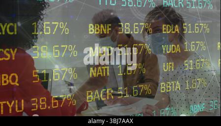 Zusammenarbeit mit drei maskierten Experten, die Datenüberlagerungen im Büro prüfen, mit Laptop und Berichten Stockfoto