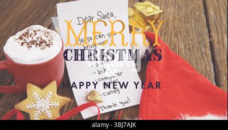 Mit Weihnachtsmann auf rustikaler Tischplatte mit rotem Becher, Keksen, Hut, Geschenkbox und Schokolade Stockfoto