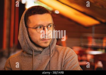 Porträt eines verärgerten jungen Mannes Stockfoto