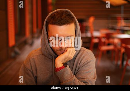 Porträt eines verärgerten jungen Mannes Stockfoto