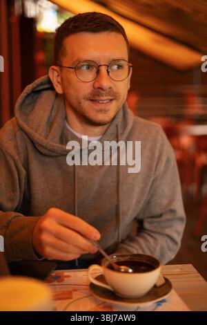 Porträt eines jungen Mannes, Kaffee trinken Stockfoto