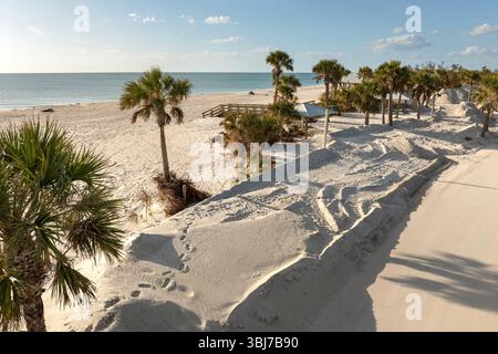 Trümmerhaufen auf der Straßenseite nach Hurrikan Milton auf der Manasota Key Road in Florida. Müll aus schwer beschädigten Häusern nach Sturmflut Stockfoto