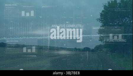 Anzeige einer digitalen analytischen Überlagerung über einem Landfeld unter bewölktem Himmel mit Datenrastern Stockfoto