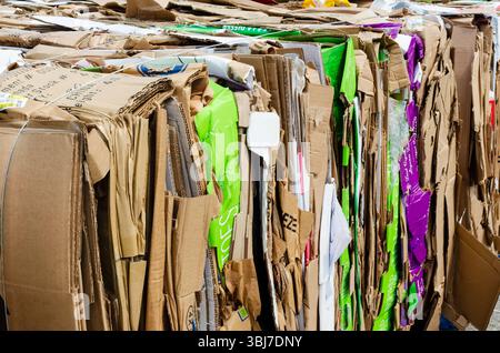 Ansicht mit abgewinkelten Kanten von Kartonbündeln, die für das Recycling bereit sind Stockfoto