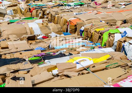 Oben angewinkelte Ansicht der Reihen von Kartonbündeln, die für das Recycling bereit sind Stockfoto