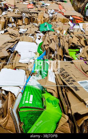 Über Hochformat der Reihen von Kartonbündeln, die für das Recycling bereit sind Stockfoto