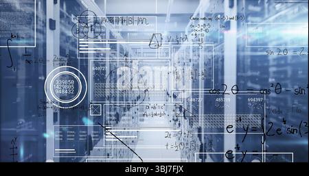 Zeigt Rackkorridor des Rechenzentrums mit LED-Leuchten, Gittertüren, Netzwerkkabeln und mathematischen Overlays Stockfoto