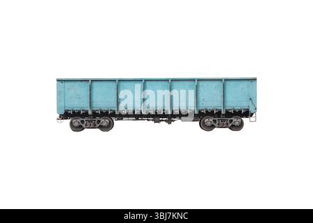 Blau metallischer Güterwagen oder Güterwagen isoliert auf weiß. Eisenbahnfahrzeuge ohne Antrieb, die für die Beförderung von Gütern verwendet werden. Stockfoto