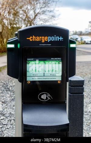 Ladestation für Elektrofahrzeuge auf einem Parkplatz an einem bewölkten Tag mit einem ChargePoint-Bildschirm und kontaktloser Zahlungsoption Stockfoto