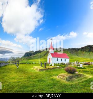 Beeindruckender Blick auf Reyniskirkja - typisch isländische Kirche auf dem Weg zum Strand Reynisfjara. Ort: Vik i Myrdal Village, Island, Europa Stockfoto