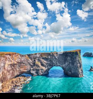 Beeindruckende Landschaft mit einzigartigem Basaltbogen im Dyrholaey Nature Reserve an der Atlantischen Südküste. Lage: Dyrholaey cape, Vik i Myrdal Village, Katla Stockfoto