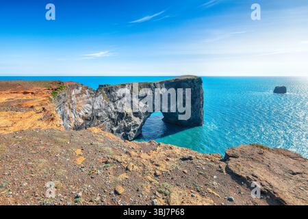 Beeindruckende Landschaft mit einzigartigem Basaltbogen im Dyrholaey Nature Reserve an der Atlantischen Südküste. Lage: Dyrholaey cape, Vik i Myrdal Village, Katla Stockfoto