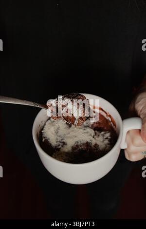 Nahaufnahme von Schokoladentasse Kuchen in Becher Stockfoto