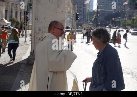 Sao Paulo, Brasilien. Juni 2025. Der Tag des Heiligen Antonius wird in der Kirche des Heiligen Antonius auf dem Patriarca-Platz in São Paulo gefeiert. Quelle: Cris Faga/Alamy Live News Stockfoto