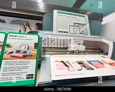 Alicante, Spanien - 11. Juni 2025: Die Schneidemaschine Cricut Maker 3 wird in einem kreativen Arbeitsbereich präsentiert und zeigt Designfähigkeiten und innovative Funktionen Stockfoto