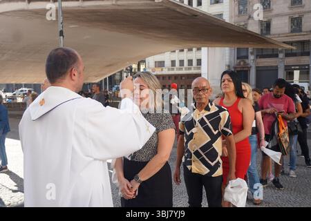 Sao Paulo, Brasilien. Juni 2025. Der Tag des Heiligen Antonius wird in der Kirche des Heiligen Antonius auf dem Patriarca-Platz in São Paulo gefeiert. (Foto FAGA/SIPA USA) Credit: SIPA USA/Alamy Live News Stockfoto