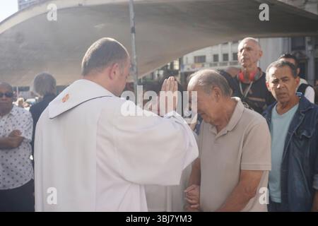 Sao Paulo, Brasilien. Juni 2025. Der Tag des Heiligen Antonius wird in der Kirche des Heiligen Antonius auf dem Patriarca-Platz in São Paulo gefeiert. (Foto FAGA/SIPA USA) Credit: SIPA USA/Alamy Live News Stockfoto