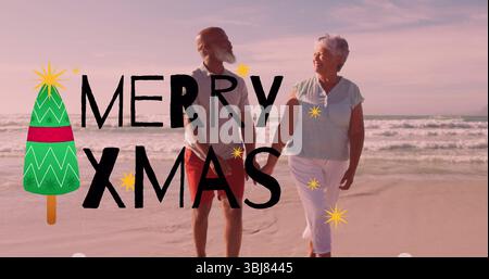 Ein älteres Ehepaar geht Hand in Hand an der Sandküste bei Sonnenuntergang, mit einer grafischen Überlagerung von MERRY XMAS Stockfoto