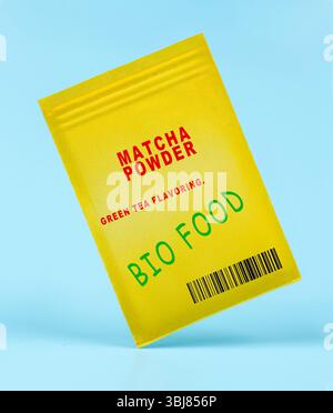 Matcha-Pulver. Grüntee-Aroma. Fein gepuderte grüne Teeblätter verleihen Farbe und einen zarten, erdigen Geschmack. Stockfoto