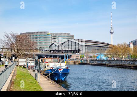 Berlin, Deutschland - 1. Mai 2016: Blick auf die Spree zum berühmten Bahnhof Friedrichstraße in Berlin. Stockfoto