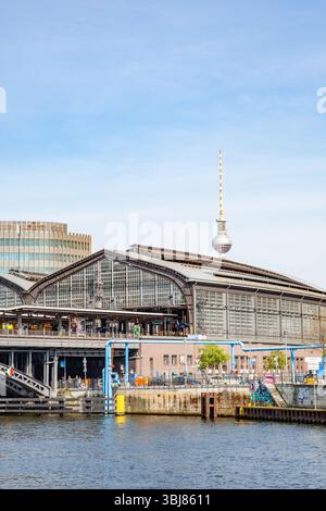 Berlin, Deutschland - 1. Mai 2016: Blick auf die Spree zum berühmten Bahnhof Friedrichstraße in Berlin. Stockfoto