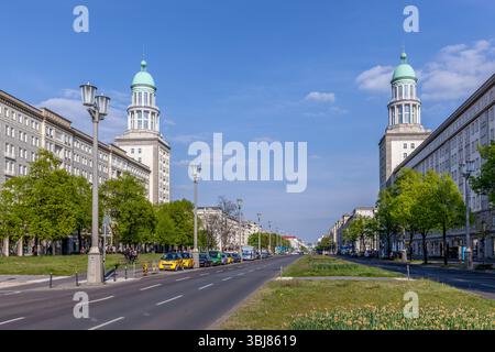 Berlin – 1. Mai 2016: Karl-Marx-Allee, ein monumentaler sozialistischer Boulevard des ehemaligen Ost-Berlin in Berlin. Stockfoto