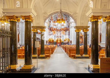 BERLIN, DEUTSCHLAND - 2. MAI 2016: Die Menschen besuchen den Berliner Dom von innen. Die Kuppel ist die größte Kirche Berlins und das Zentrum der protestantisch-relig Stockfoto
