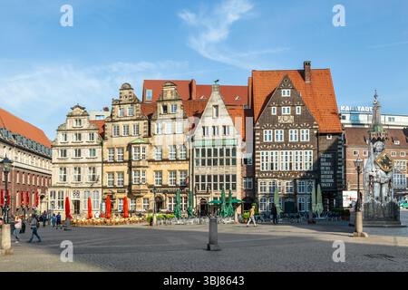 Bremen, Deutschland - 12. Mai 2016: Rathaus und Roland Statue auf dem Marktplatz. Im Juli 2004 wurde die Roland Statue und das Rathaus als UNE gelistet Stockfoto