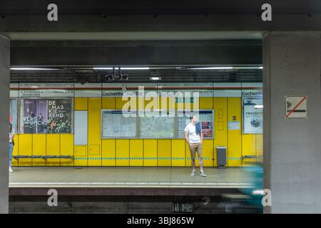 Frankfurt, Deutschland - 15. Mai 2024: Mann an der U-Bahn-Station Eschenheimer Tor wartet auf den nächsten Zug. Stockfoto