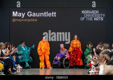 London, UK, 13. Juni 2025, die Graduate Fashion Week findet zwischen dem 13. Und 16. Juni 2025 in der Trueman Brewery in Shoreditch, London, statt. Wir zeigen die neuesten Talente, die aus verschiedenen Universitäten kommen. Überbrückung der Kluft zwischen Bildung und Beschäftigung. First Up war eine Show der Norwich University of Arts, Andrew Lalchan Photography/Alamy Live News Stockfoto