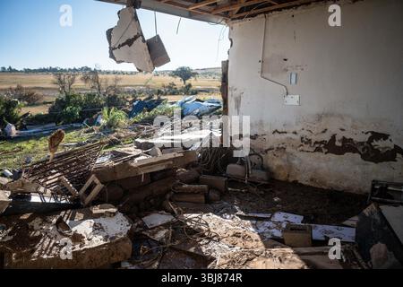 Mthatha. Juni 2025. Dieses Foto vom 13. Juni 2025 zeigt ein von Überschwemmungen beschädigtes Haus in Mthatha, Eastern Cape Province, Südafrika. Die Zahl der Todesopfer durch die verheerenden Überschwemmungen in der südafrikanischen Provinz Ostkap ist auf 78 gestiegen, wobei bisher nur 21 Leichen identifiziert wurden, bestätigte ein hochrangiger Regierungsbeamter am Donnerstag. Vermerk: Johan Van Eeden/Xinhua/Alamy Live News Stockfoto