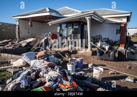 Mthatha. Juni 2025. Dieses Foto vom 13. Juni 2025 zeigt ein von Überschwemmungen beschädigtes Haus in Mthatha, Eastern Cape Province, Südafrika. Die Zahl der Todesopfer durch die verheerenden Überschwemmungen in der südafrikanischen Provinz Ostkap ist auf 78 gestiegen, wobei bisher nur 21 Leichen identifiziert wurden, bestätigte ein hochrangiger Regierungsbeamter am Donnerstag. Vermerk: Johan Van Eeden/Xinhua/Alamy Live News Stockfoto