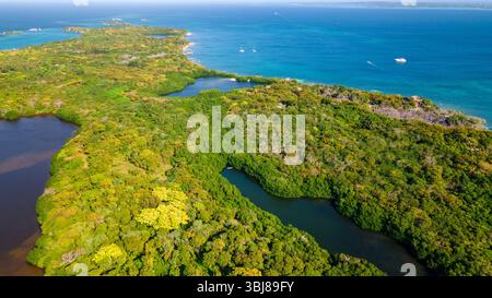 Atemberaubende Aussicht aus der Vogelperspektive auf das üppige Grün und das türkisfarbene Wasser der Rosario-Inseln in der Nähe von Cartagena, Kolumbien, mit natürlicher Schönheit und Ruhe. Stockfoto