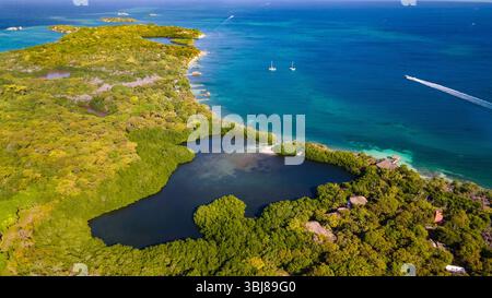 Atemberaubender Blick aus der Vogelperspektive auf das üppige Grün und das türkisfarbene Wasser rund um die Rosario-Inseln in der Nähe von Cartagena, Kolumbien, perfekt für Urlaub und Tourismus. Stockfoto
