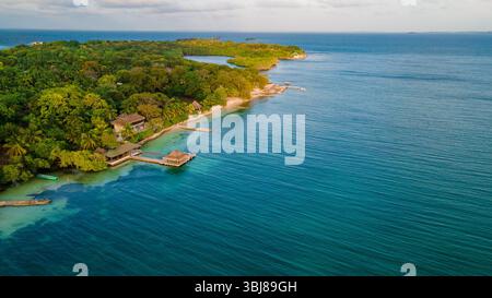 Atemberaubende Aussicht auf die üppigen Rosario-Inseln in der Nähe von Cartagena mit kristallklarem Wasser und lebendigem Grün. Stockfoto
