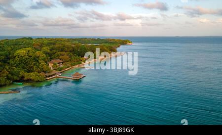 Atemberaubender Blick aus der Luft auf das üppige Grün und das ruhige Wasser der Rosario-Inseln in Cartagena, Kolumbien, perfekt für einen Urlaub. Stockfoto
