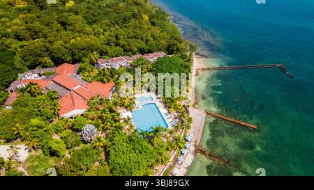 Ein atemberaubender Blick aus der Luft auf ein tropisches Resort auf den Rosario-Inseln, Cartagena, umgeben von üppigem Grün und kristallklarem Wasser. Stockfoto